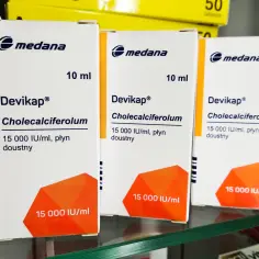 Trzy opakowania leku Devikap® od Medana, każdy po 10 ml, zawierające cholekalcyferol.